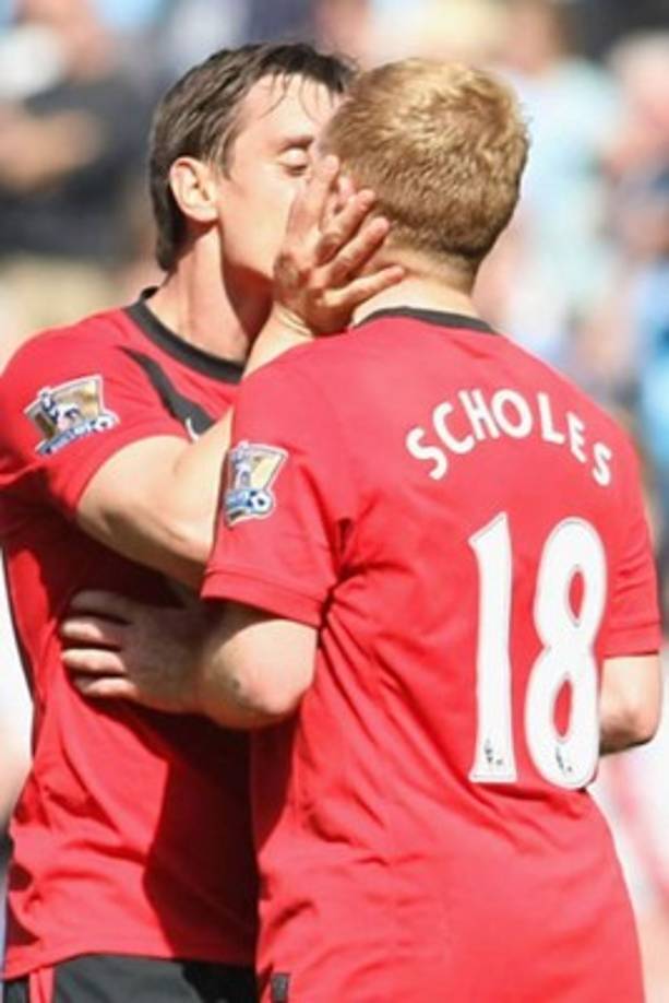 A Laurent Blanc le gustaba dar un beso en la calva de Fabien Barthez antes de los partidos de Francia, y en el Manchester United, Paul Scholes también era objeto de cábalas por sus compañeros. Gary Neville le plantó tremendo beso tras un gol.