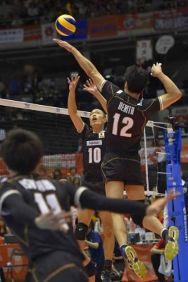 A competitor prepares to throw a javelin towards an opponent during a game of Jereed in Istanbul on October 2, 2016. <br/>Jereed or Cirit is a traditional Turkish equestrian team sport where players score points by throwing a blunt wooden javelin at the opposing team. / AFP PHOTO / OZAN KOSE