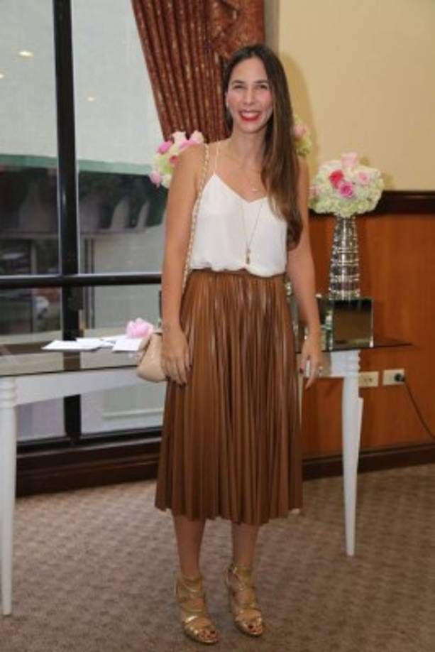 Natasha Canahuati lució un look relajado con cartera Chanel.