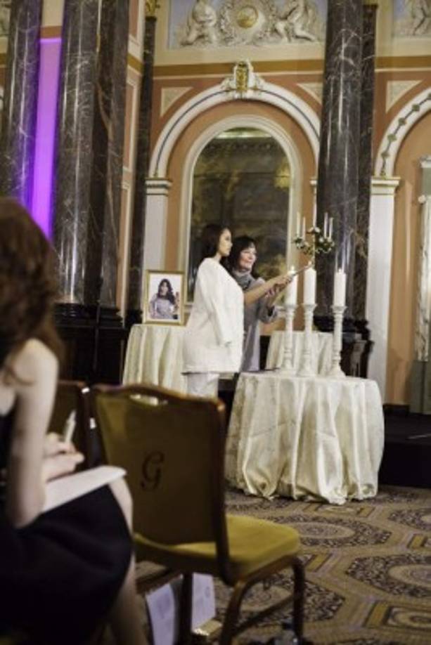 Julia Morley, organizadora del Miss Mundo, lideró la ceremonia y expresó que ella misma vendrá a Honduras junto con la nueva reina para construir una escuela en la comunidad de María Jose y su hermana.