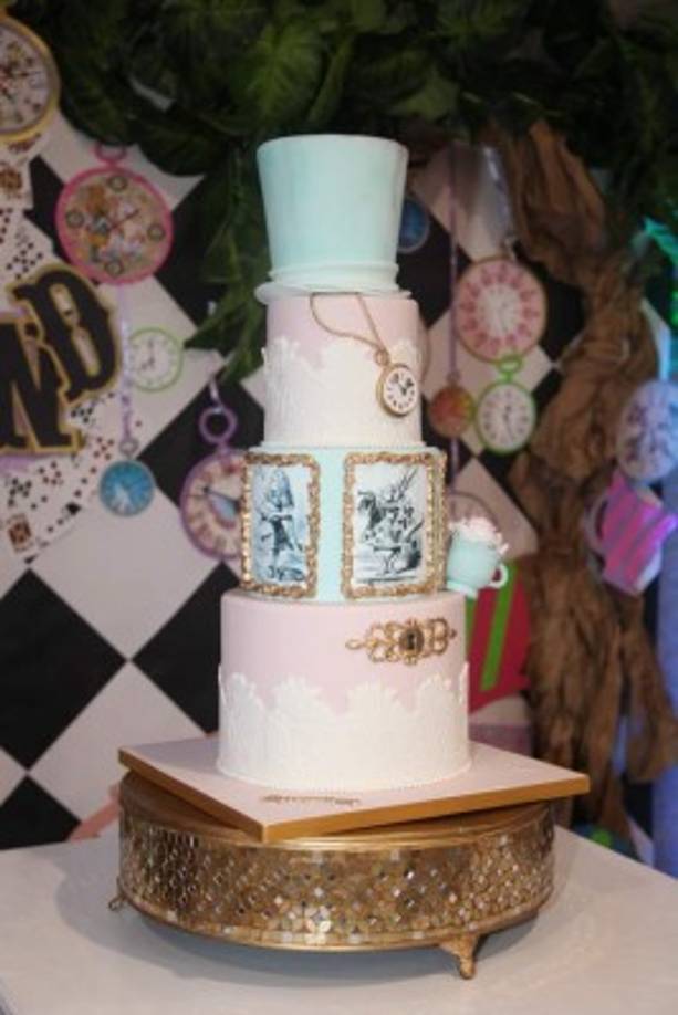 El ambiente de fantasía y magia sorprendió a las invitadas. Desde el más mínimo detalle transportaba a ese mundo de ficción e ilusión que encierra la exitosa historia de “Alicia en el País de las Maravillas”.