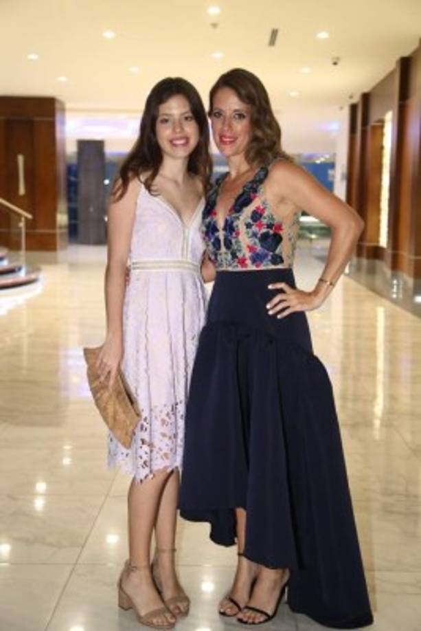 Kristeane y Joan Larach.