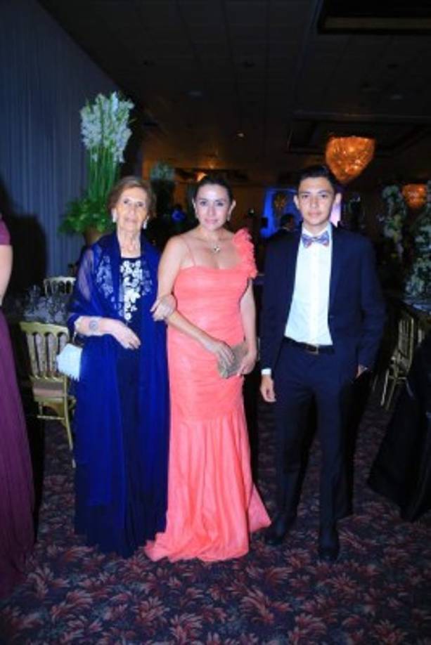 Elena, Karina y Rodrigo Jaar.