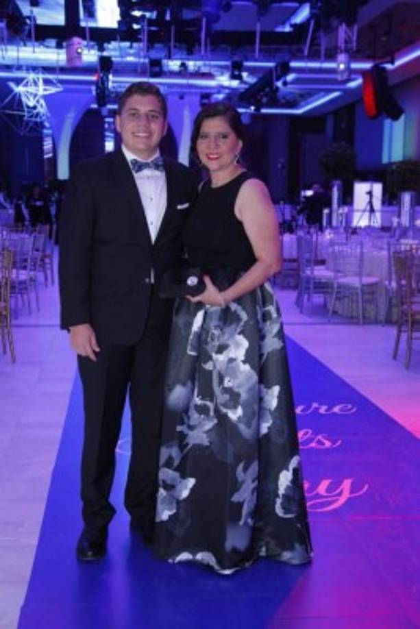 Eduardo Panayotti y su madre Marla Banegas.