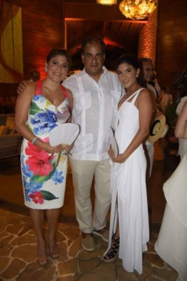 Mirna, Carlos y Cristina Vitanza.