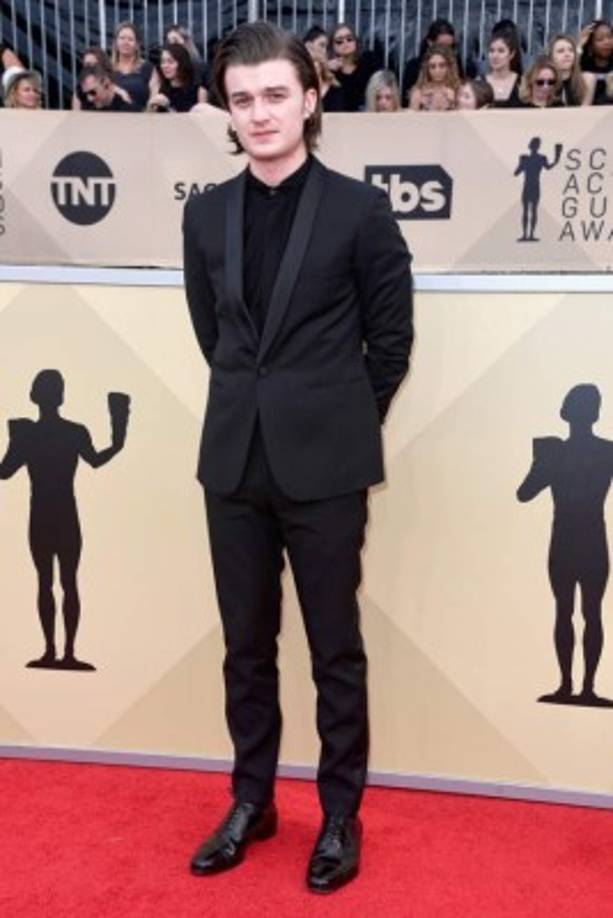 Joe Keery (Steve Harrington) lució elegante de negro dándole un toque casual al no usar corbata.