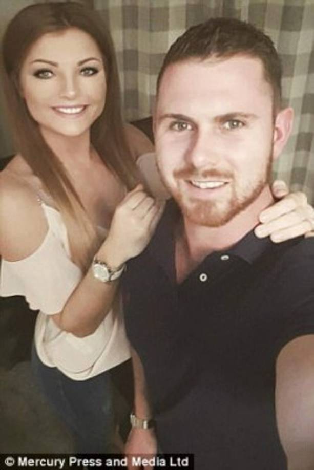 Por su parte Hall lo tomó como un juego entretenido de su novia. 'Estaba tan cansado que no podía abrir los ojos. Sólo me sorprendió. No estaba enojado. Me reí de eso. Me molestaba más cuando me daba un rasguño a las 4 de la mañana con las uñas'.