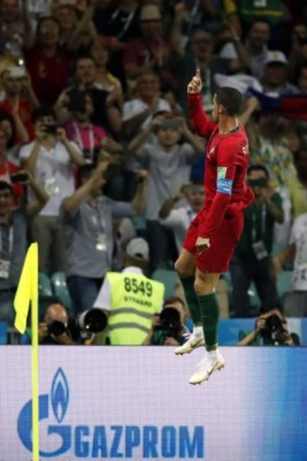 El gran salto de Cristiano Ronaldo para celebrar su gol de penal ante España. Foto AFP
