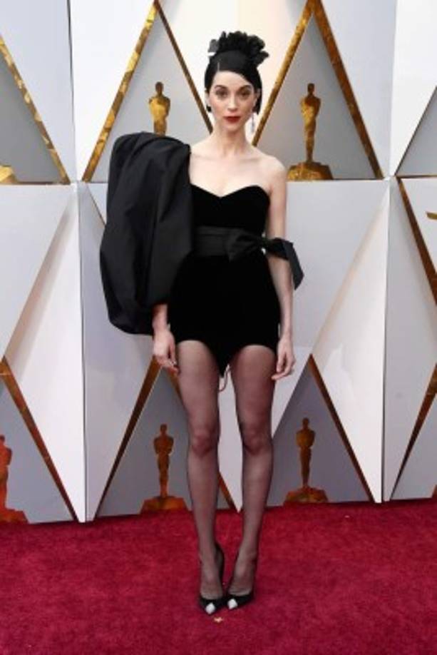 Anne Erin 'Annie' Clark, mejor conocida por su nombre artístico St. Vincent, es una cantautora y multiinstrumentista estadounidense. Su traje no fue a tono con el evento.