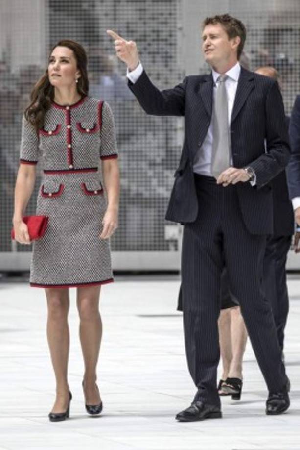 Su realeza recibió un tour del director del museo, Tristram Hunt.