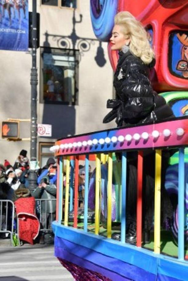 La cantante Rita Ora puso el ritmo al desfile donde se esperaba también la actuación de Bad Bunny y Kelly Clarkson.