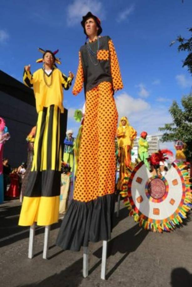 Para estos desfiles, los maestros y alumnos de los distintos colegios exhibieron una variedad de vestimentas y atractivos que recibieron la aprobación y admiración de los espectadores de las calles de Tegucigalpa y Comayagüela.