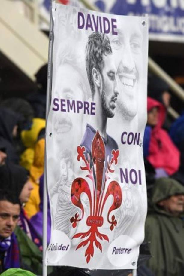 Durante varios minutos sólo se escuchó el chocar de las manos de los jugadores del Benevento contra sus homólogos de la 'Fiore'. Delante de ellos, niños con las camisetas del Cagliari y de la Fiorentina, los dos clubes que marcaron la trayectoria de Astori.<br/>