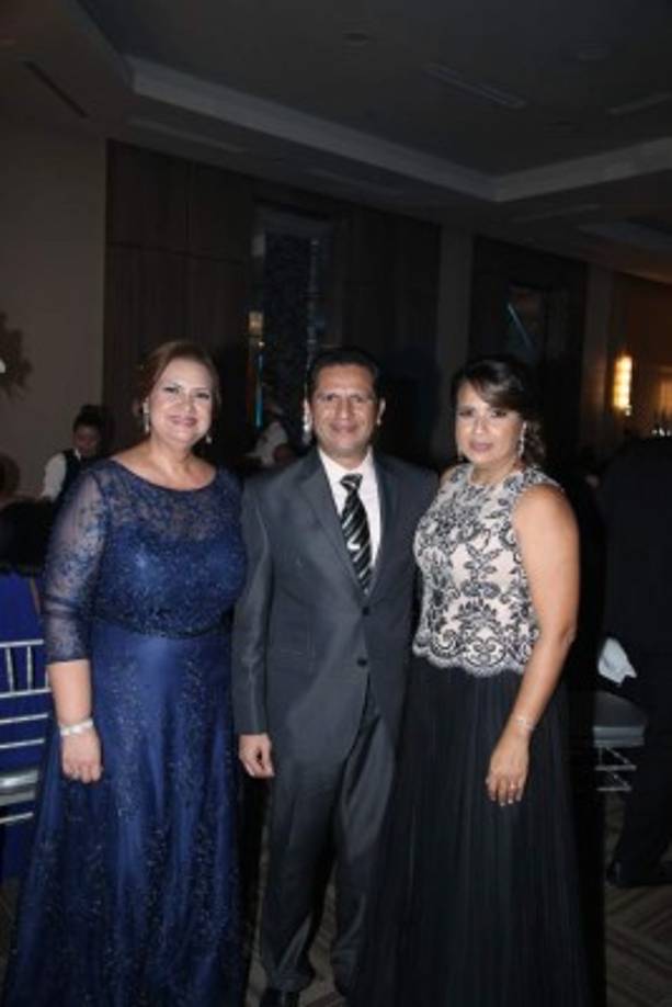 Arely Sánchez, Víctor y Silvia Perelló.