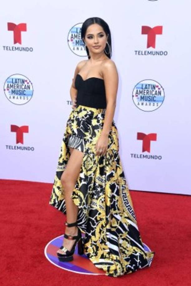 Becky posó en la alfombra roja, pero llegó a acompañada de su familia.