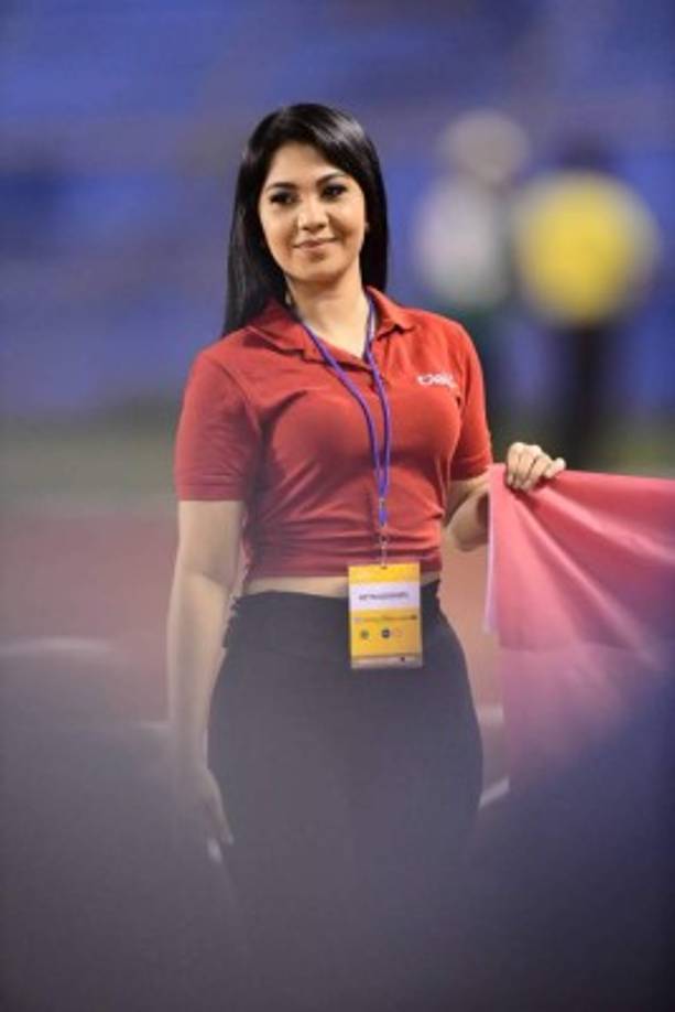 Otra guapa edecán en la pista del estadio Olímpico previo al inicio del partido.