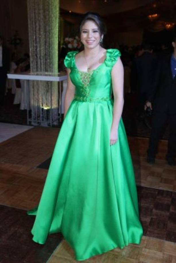 Antonella López vistió de la firma Jovani en verde electrizante. El diseño es un hit 2016 de la firma norteamericana.