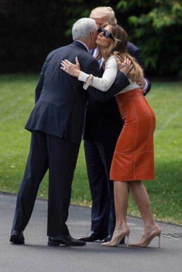 Melania se despidió del vicepresidente estadounidense Mike Pence en la Casa Blanca y abordó el Air Force One para acompañar a su esposo, Donald Trump, en su primera gira internacional como presidente estadounidense, que empezó ayer en Riad, primera escala de un viaje que le llevará también a Israel, el Vaticano y las cumbres de la OTAN (Bruselas) y el G7 (Sicilia).