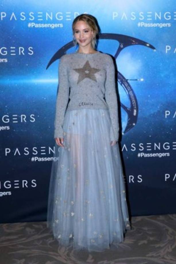 La mezcla de falda de tul más jersey de punto nunca nos había parecido tan maravillosa... Hasta que la vimos a ella y a su conjunto de Dior a su paso por París.