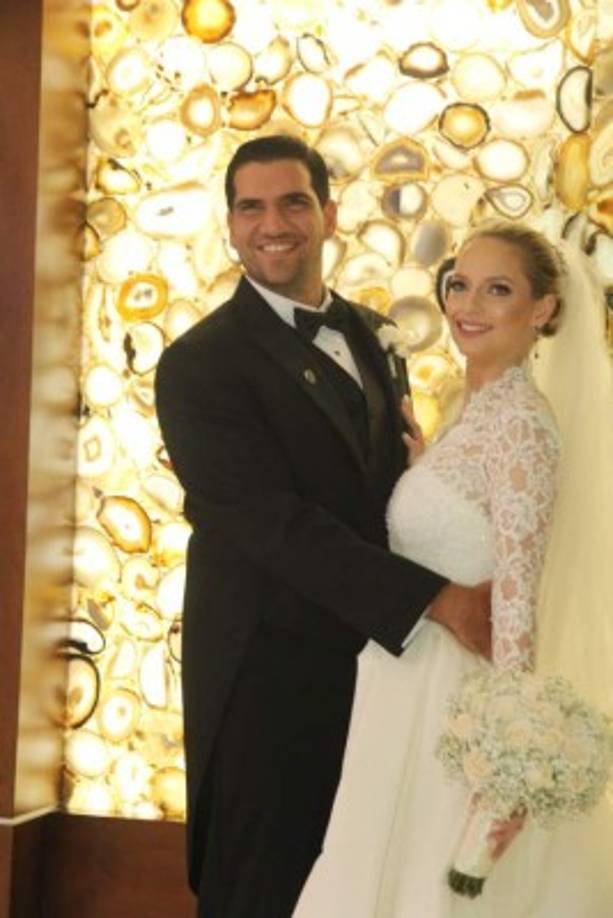 Los novios en un primer plano excepcional de su gran día.