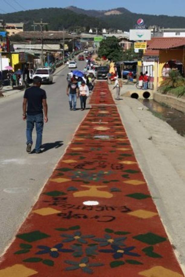 Espectacular luce una de las calles alfombradas en Intibucá, zona occidental de Honduras, en el Viernes Santo, el 25 de marzo de 2016.