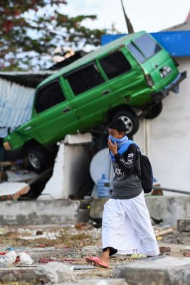 Muchos autos quedaron sobre las casas debido a la potencia de las olas durante el tsunami.