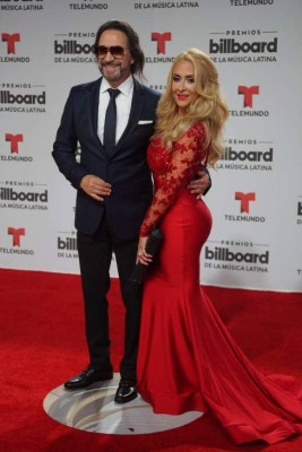 Marco Antonio Solís con su esposo Cristian Salas.