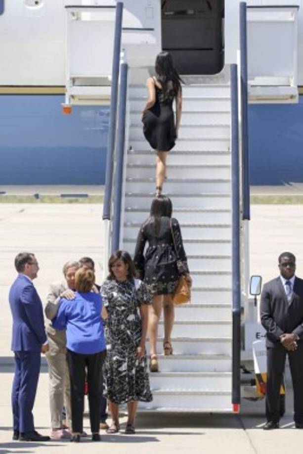 La familia Obama al partir de Madrid rumbo a Estados Unidos.