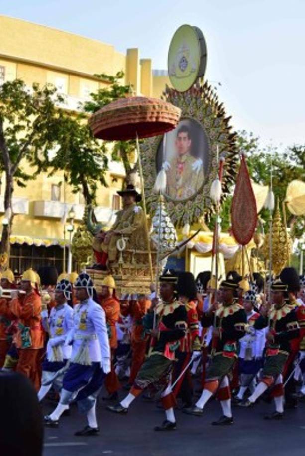 A pesar de que en teoría la monarquía está por encima de la política, el rol de Vajiralongkorn puede ser decisivo en la transición democrática en Tailandia tras las elecciones del pasado marzo y la esperada formación del Parlamento y el Gobierno en los próximos dos meses.