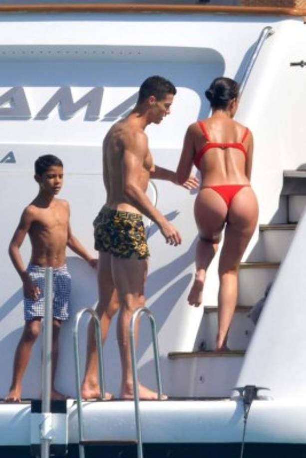 La pareja ha sido fotografiada en Saint-Tropez y Georgina Rodríguez se robó todas las miradas. Foto Grosby Group