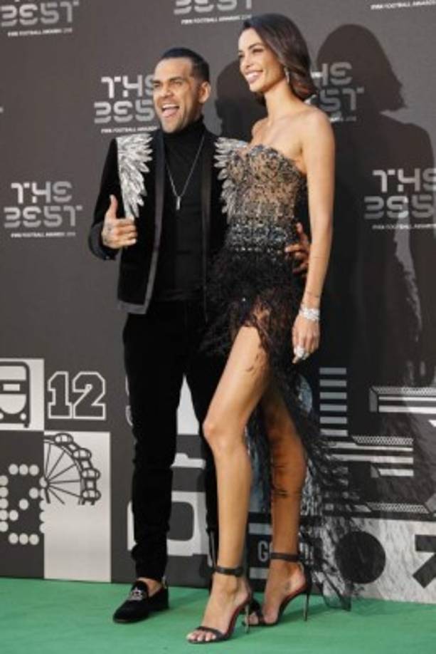Dani Alves estuvo en el 11 ideal de la Fifa y llegó en compañía de su esposa.