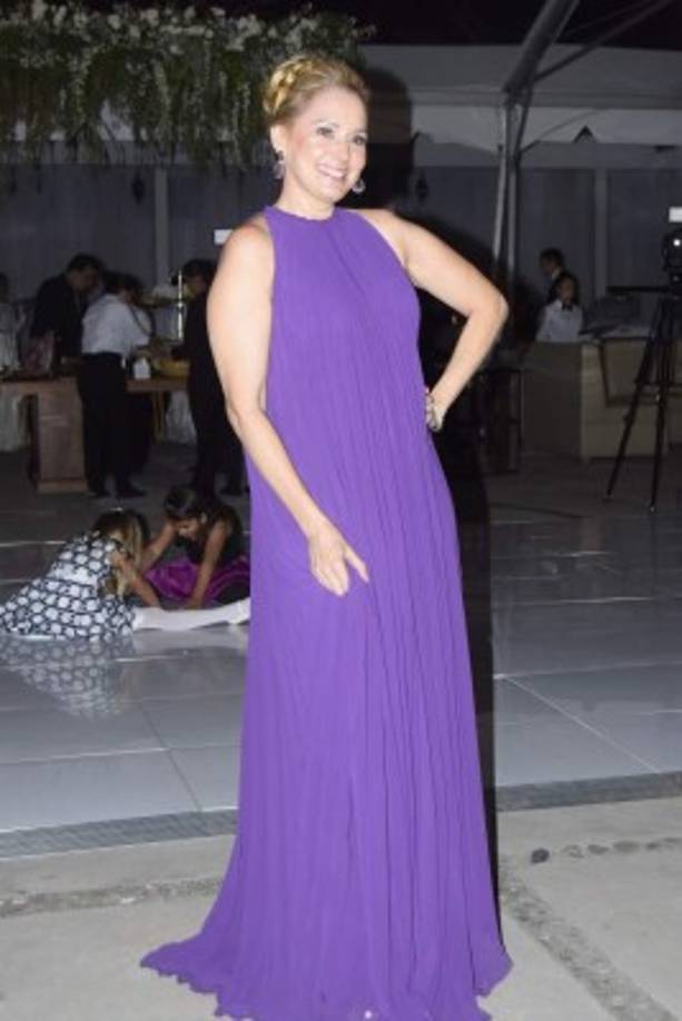 Betsy Rodríguez de Heggenbart en un vestido blusón de pura organza de seda.