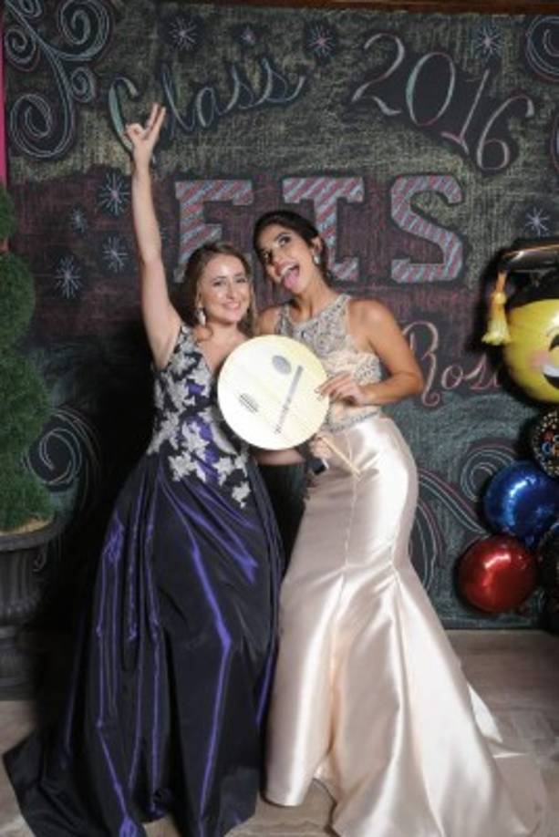 Alegres Arielle Canahuati y Skandra Craniotis.