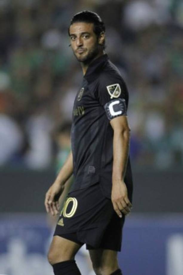 El futbolista mexicano Carlos Vela tiene una oferta de tres temporadas para unirse al Olympique de Lyon. La más que posible salida de Memphis Depay al FC Barcelona y la crisis económica hacen que el conjunto galo busque un relevo a bajo costo.