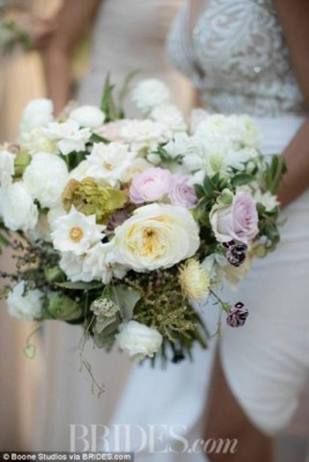 Las hermosas flores que usó la novia. Entre ellas rosas de diferentes tonalidades.