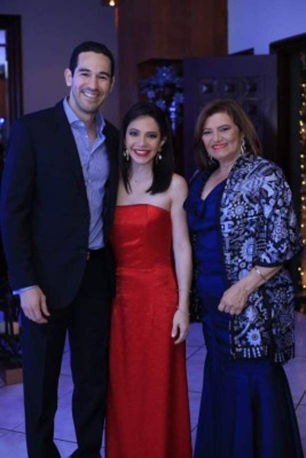 Roger y Victoria Brito y Marlen Nasser.