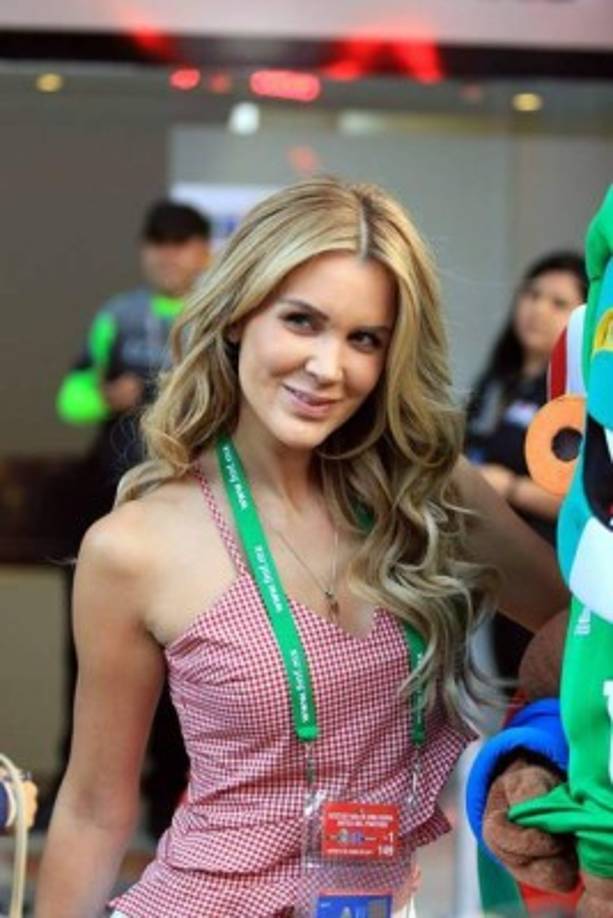 La actriz Veronica Montes llegó muy temprano para presenciar el encuentro de los aztecas antes los catrachos.