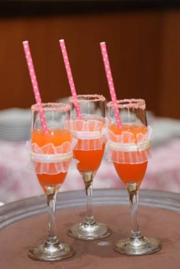 Mimosas en copas con encaje fueron servidas al gusto de las invitadas.