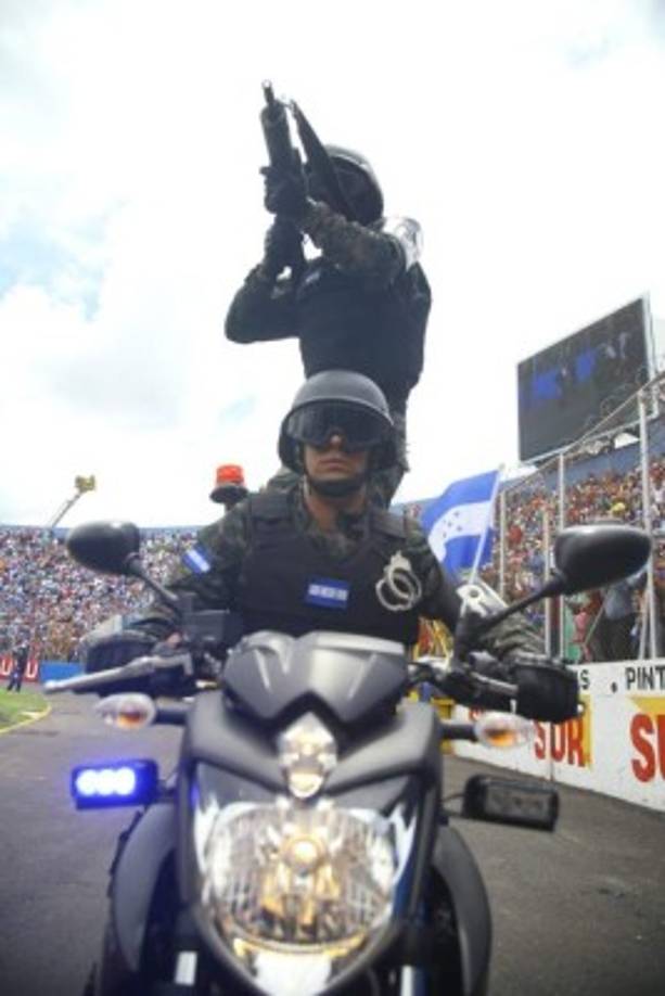 Varios vehículos y aeronaves de las fuerzas de seguridad de Honduras fueron desplegadas este sábado en Tegucigalpa con motivo de la celebración de las fiestas patrisas.