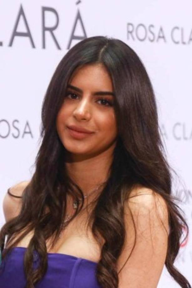 María Taktouk, hijastra de Cesc Fábregas, eclipsó a todas en el desfile con su belleza natural. Foto look.okdiario.com