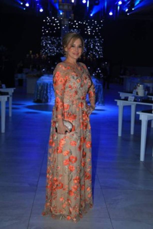 COLORIDA. Betsy Rodríguez de Heggenbart con un diseño de bordados florales en tul camel por la firma Marchesa.