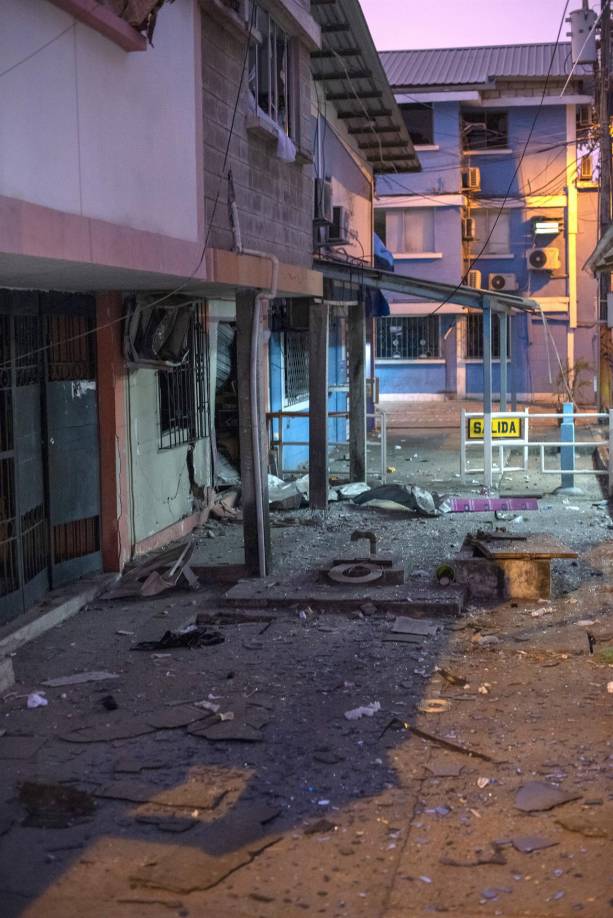 La situación incluso ha causado una corta reacción por fuera del ámbito nacional, ya que el presidente de El Salvador, Nayib Bukele, en lo que algunos internautas ecuatorianos han calificado como un mensaje directo a Lasso, ha advertido de que este tipo de cosas no se solucionan solo con decretos.