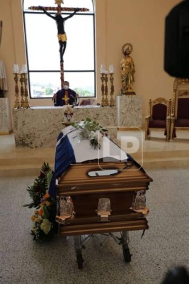 Antes del sepelio, se realizó una misa de cuerpo presente en la capilla San Judas Tadeo de la capital.