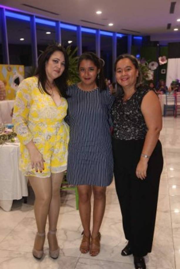 Rocío Barnica junto con Gisela y Lourdes López.