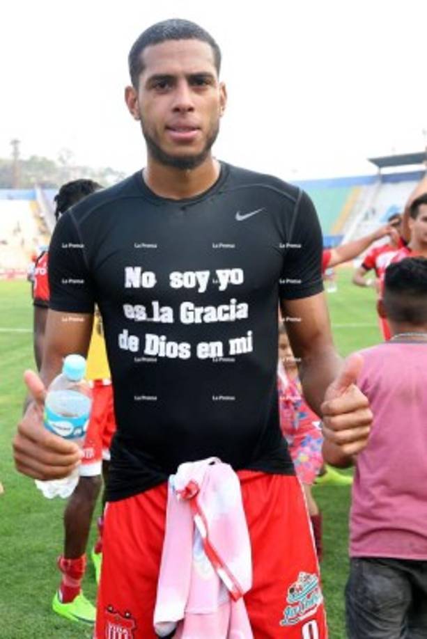 Eddie Hernández fue el héroe que salvó al Vida. Tenía preparado un mensaje en su camiseta.