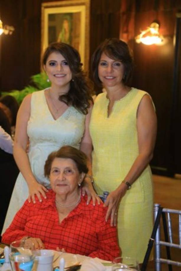 Carla y Marissa Milla con Tinita Mena.