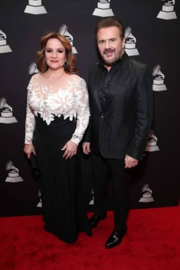 De Pimpinela a José Luis Rodríguez 'El Puma' pasando por Joan Baez, los premios Latin Grammy se vistieron este miércoles de gala para inclinarse ante mitos de la canción con los Premios a la Excelencia Musical que rinden homenaje a toda una trayectoria artística.<br/><br/>Junto a Pimpinela, leyendas como Eva Ayllón, José Cid, Lupita D'Alessio, Hugo Fattoruso y Omara Portuondo también recibieron esta prestigiosa distinción en un acto de la Academia Latina de la Grabación que tuvo lugar en Las Vegas (EEUU) justo un día antes de que se celebre la vigésima edición de los Latin Grammy.
