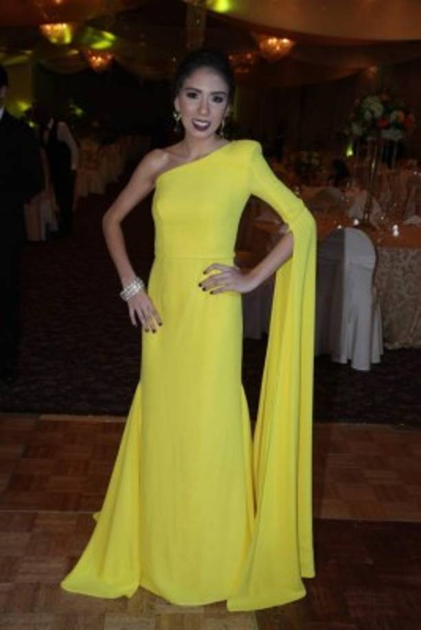 María Esther Motiño, elegantísima y audaz en un diseño simple de Cristina Bustamante.