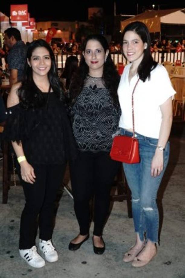 Lia Matay, Pamela Helsaca y Cecilia Collier.
