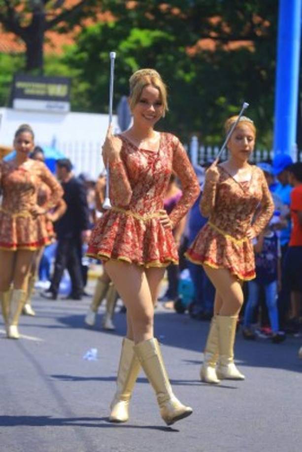 Cientos de palillonas bailaron al ritmo de los tambores y las liras.